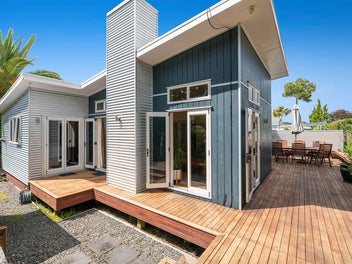 Freehold, Walk to School & Beach