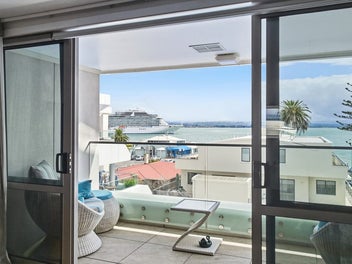 Top Floor Apartment in Pilot Bay