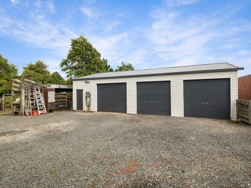 Unbeatable Lifestyle, Sheds and Land