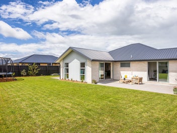 Space for all the family, pets and toys!