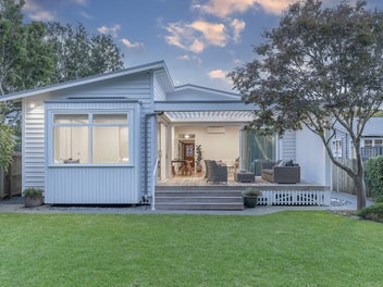 Grand Bungalow - Sensational Section!