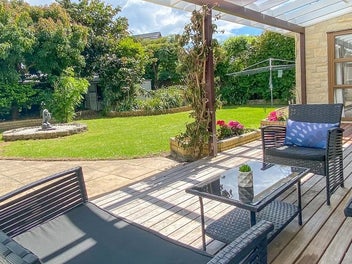 3 bdr home + 2 bdr separate accommodation