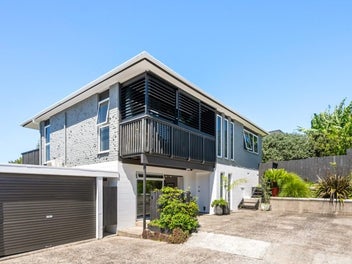 Rangi Zone | Private Family Home with Sea Views