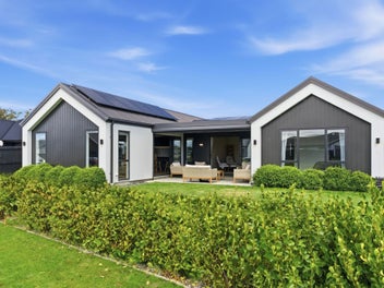 Admire Thursday 5-5.30pm and Sat & Sun 2.30-3.30pm