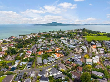 Executive Family Living, Prime St Heliers