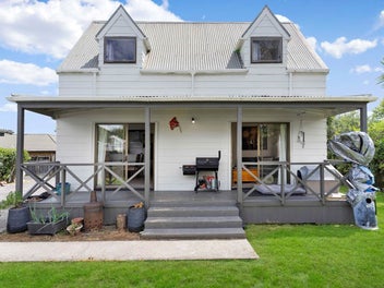 Charming cottage with reno or investment potential