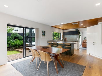 Relaxed Family Living In Prime Greenlane Location