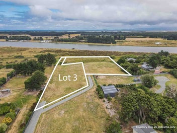 Tightly Held Riverfront Position!