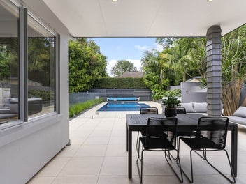 EXECUTIVE ENTERTAINER IN BLUE-CHIP EPSOM!