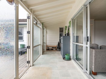 Freehold & 5 Minutes from Hospital!