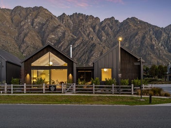 Refined Jacks Point Living - Home & Income 3 + 1