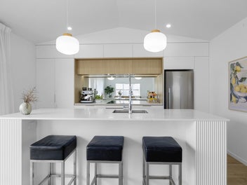 MODERN, CRISP EASY LIVING