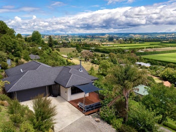 Private Retreat, Stunning Views & Beautiful Home