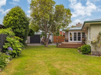 Private Oasis - three garages & workshop