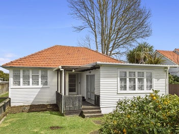 A ROSE IN ROSS CRESCENT