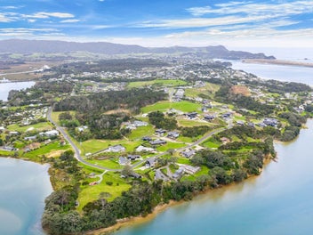 Refined coastal contemporary bliss