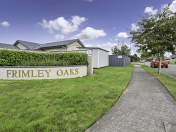 Lock and leave Frimley - Quiet Cul-de-sac.