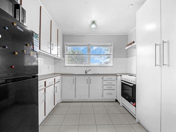 Hillpark Honey : Brick & Tile + Garage!