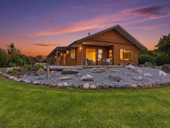 Family Living with Scenic Mountain Views