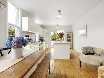 A family retreat wrapped in coastal calm