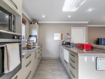 Walk to Windsor or Queens Park!