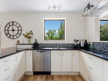 Renovated Country Living Minutes From the Coast