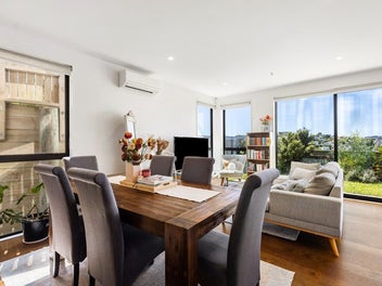 SUN-SOAKED, LOW-MAINTENANCE CORNER TOWNHOUSE