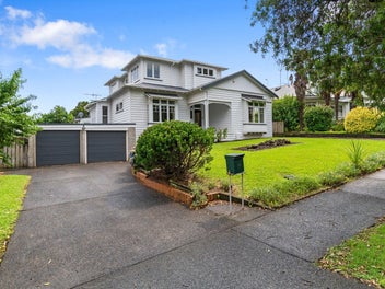 Grand estate with exceptional scale & flexibility