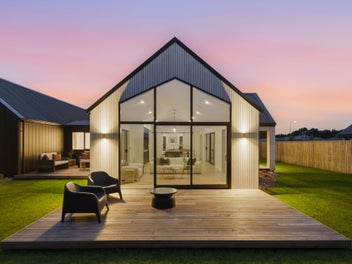 Admire 1231m2* of Scale & Style Sat & Sun