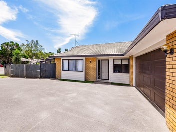 Single Level Brick & Tile Comfort in Macleans Zone