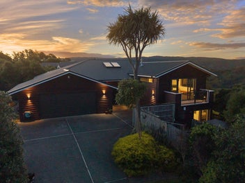 Luxurious Mt Marua Home with Stunning Views!
