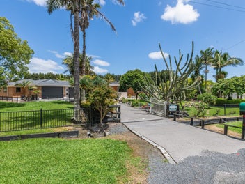 MULTI- GENERATIONAL LIVING IN MULLINS RD!