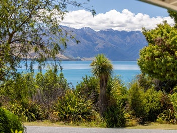 Lakeside lifestyle with endless potential