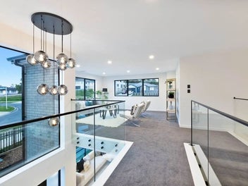 Sun-Filled 6 bedrooms including 4 ensuites