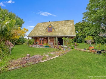 You have to see this incredible Log House!