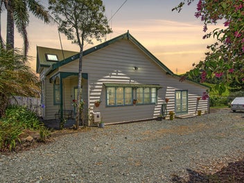 City at the Door, Countryside at the Back