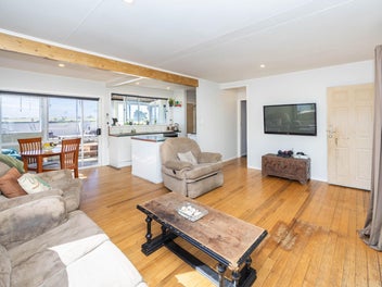 Rural Views & Easy Living in Meremere