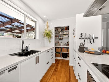 Elevated Family Haven on Generous Ferry Road Secti