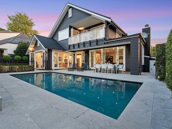 Up for grabs - Premium home by Cornwall Park!