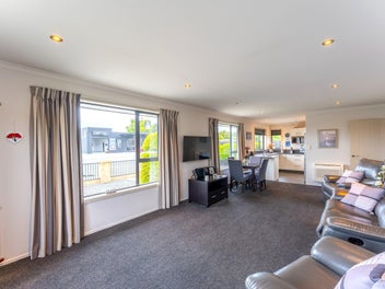 Modern, Effortless Living - Doorstep of Town