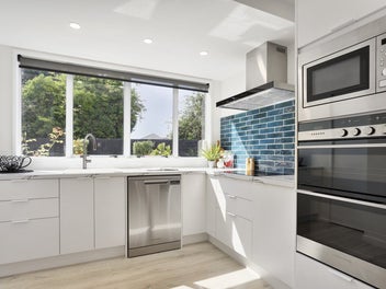 Stylish, Sun-Soaked Serenity!