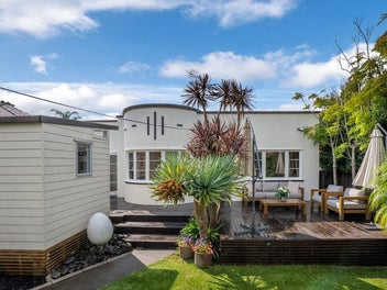 Auction looming -Vendors ready to sell.