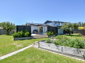 Sun Filled 3 Bedroom + Office with Solar in...