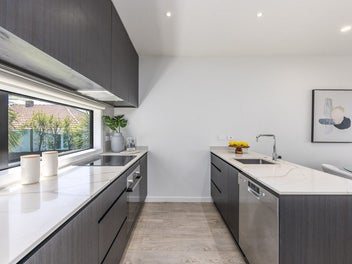 Vendor moving overseas! Bring your offer!