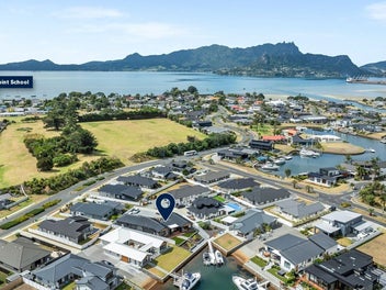 Canal front comfort and elegance