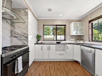 Stylish, sunny and city-side living