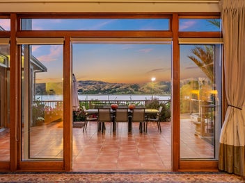 Home of Exceptional Scale, Seclusion and Presence