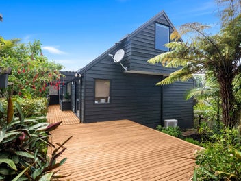 LOVE LIGHT LOCATION — Must Be Sold in Remuera