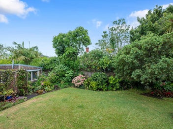 LOCATION SUPREME - CHELTENHAM BEACH AWAITS YOU