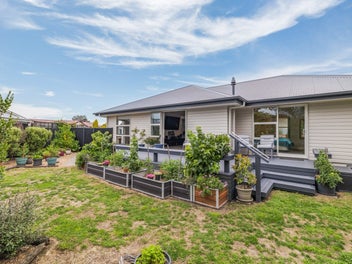 Cul-de-sac living with coastal reach